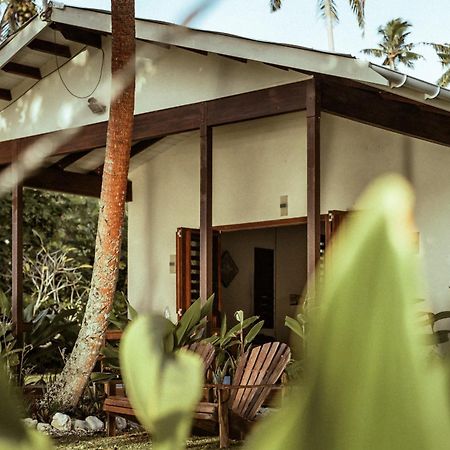 Whispering Palms - Absolute Beachfront Villas Port Vila Eksteriør billede
