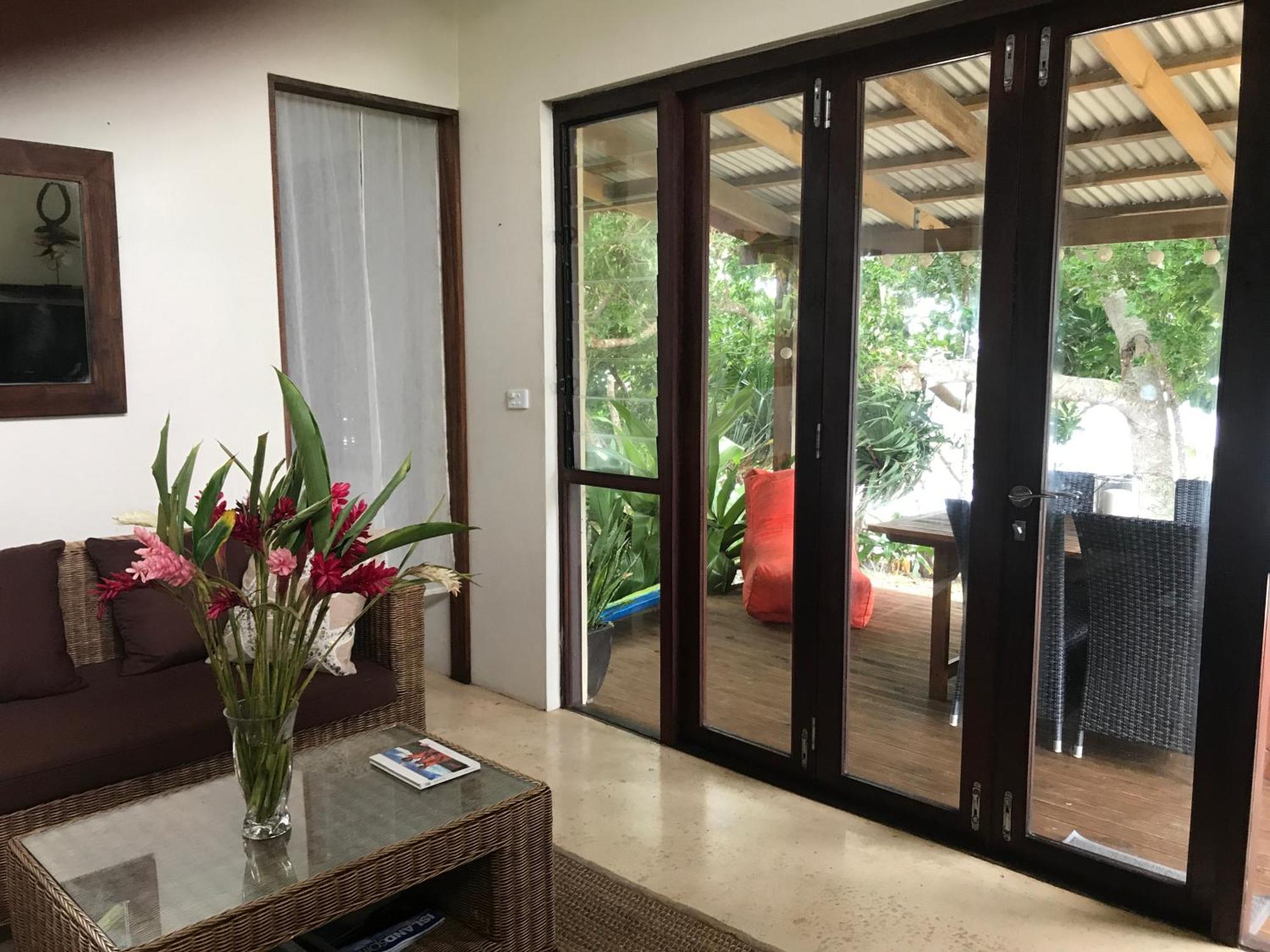 Whispering Palms - Absolute Beachfront Villas Port Vila Eksteriør billede