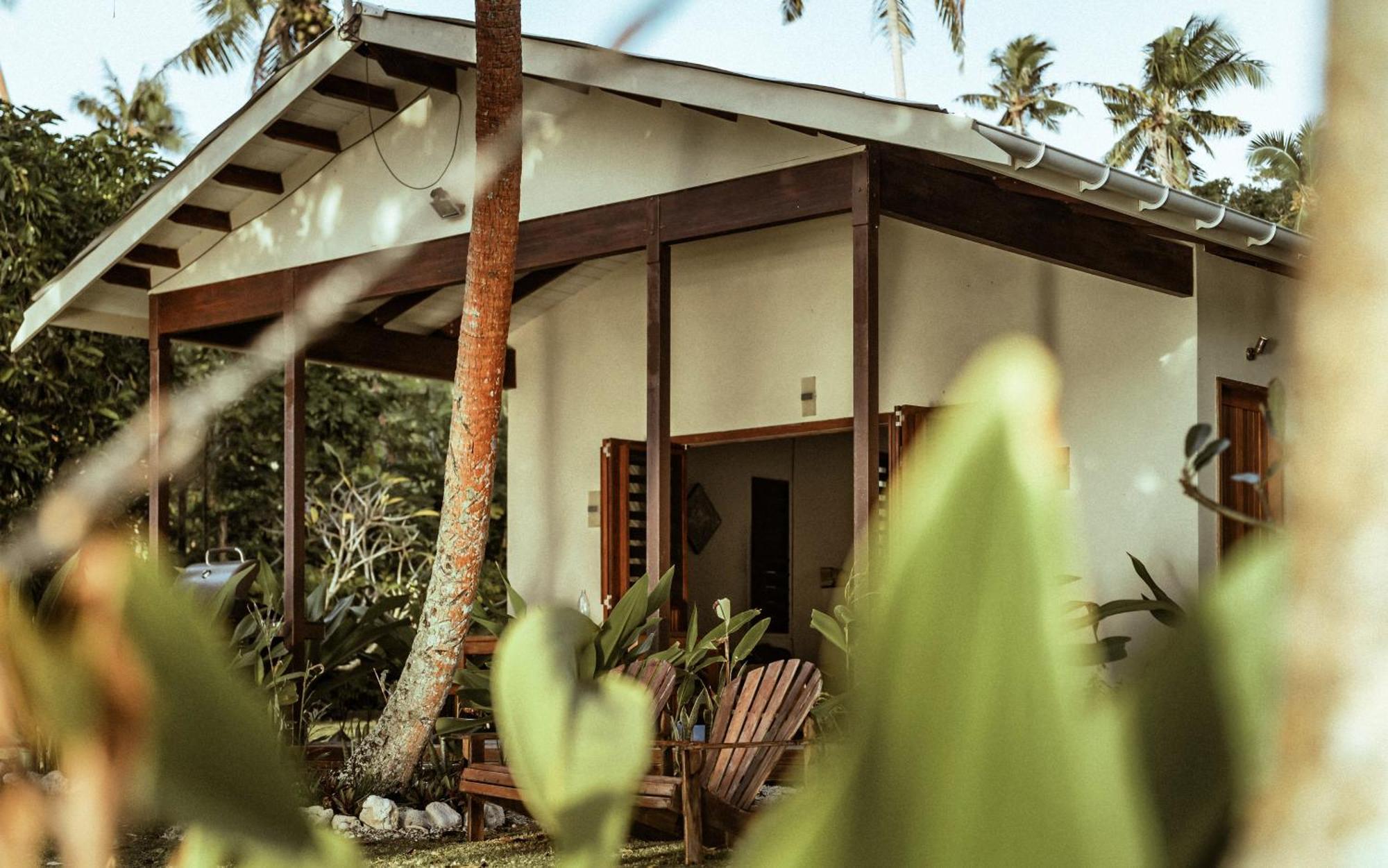 Whispering Palms - Absolute Beachfront Villas Port Vila Eksteriør billede