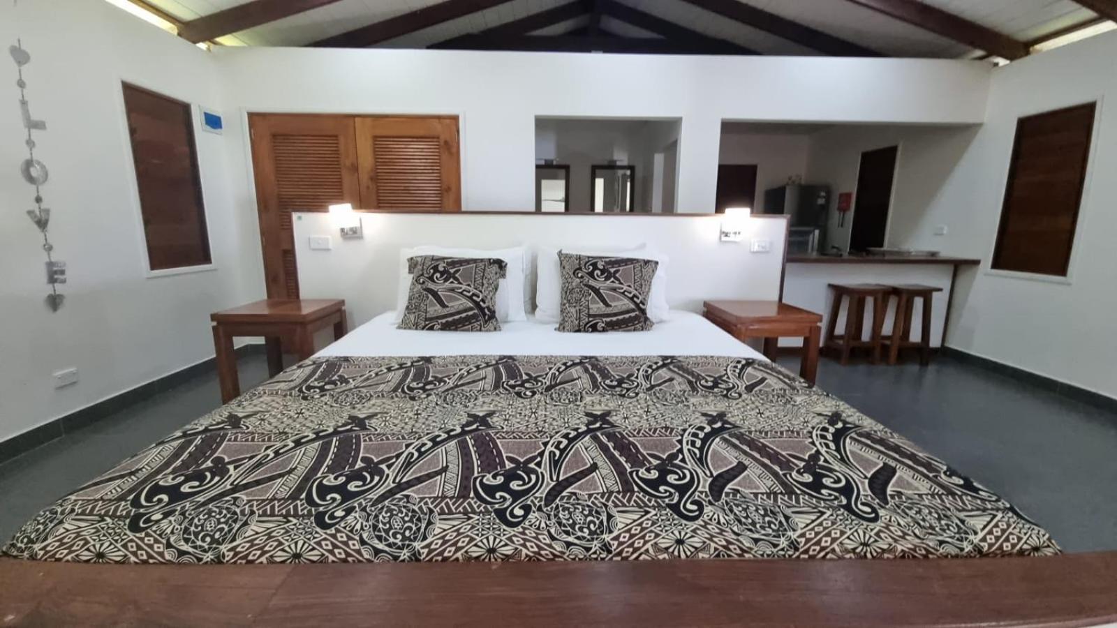 Whispering Palms - Absolute Beachfront Villas Port Vila Eksteriør billede