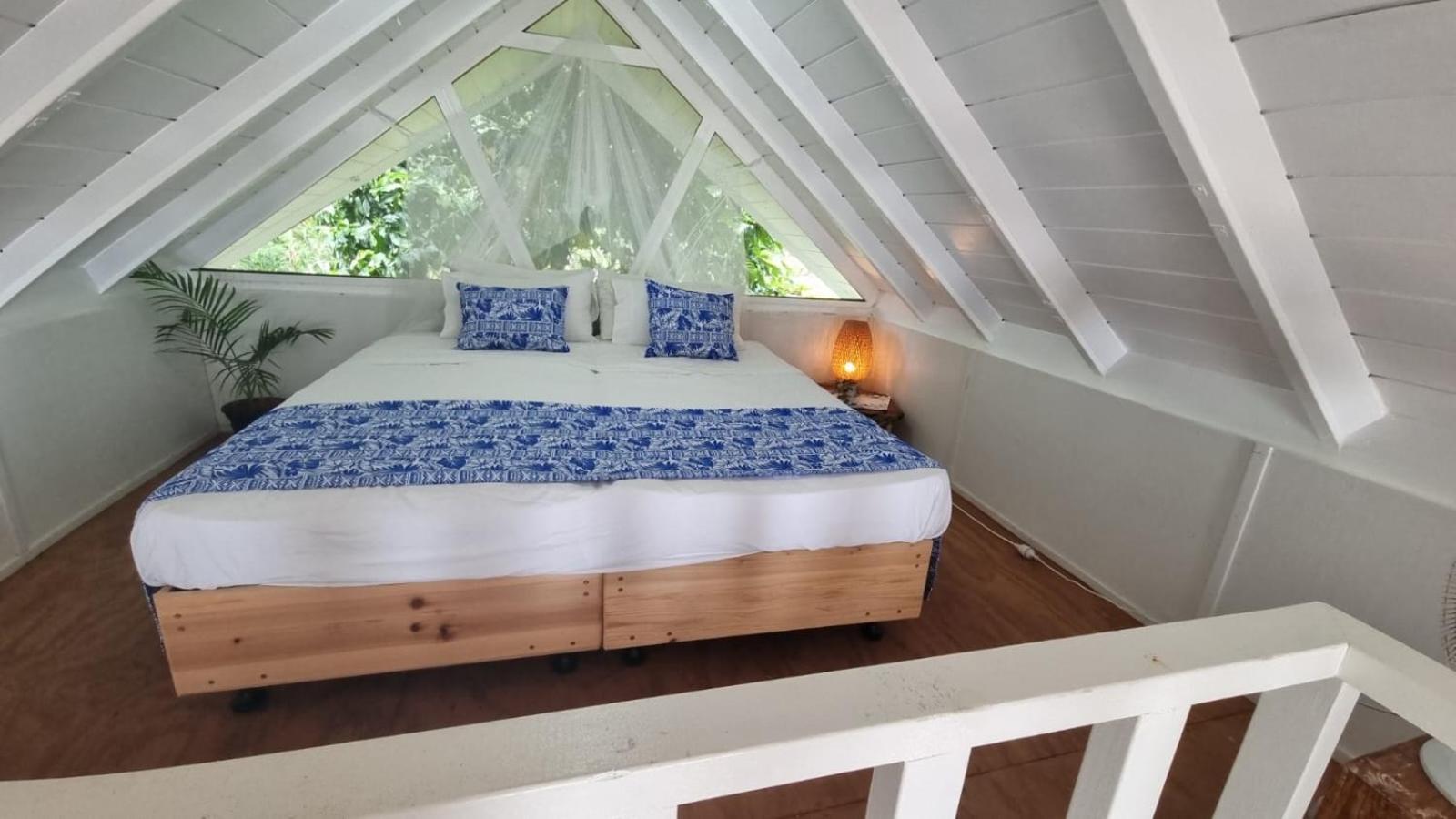 Whispering Palms - Absolute Beachfront Villas Port Vila Eksteriør billede